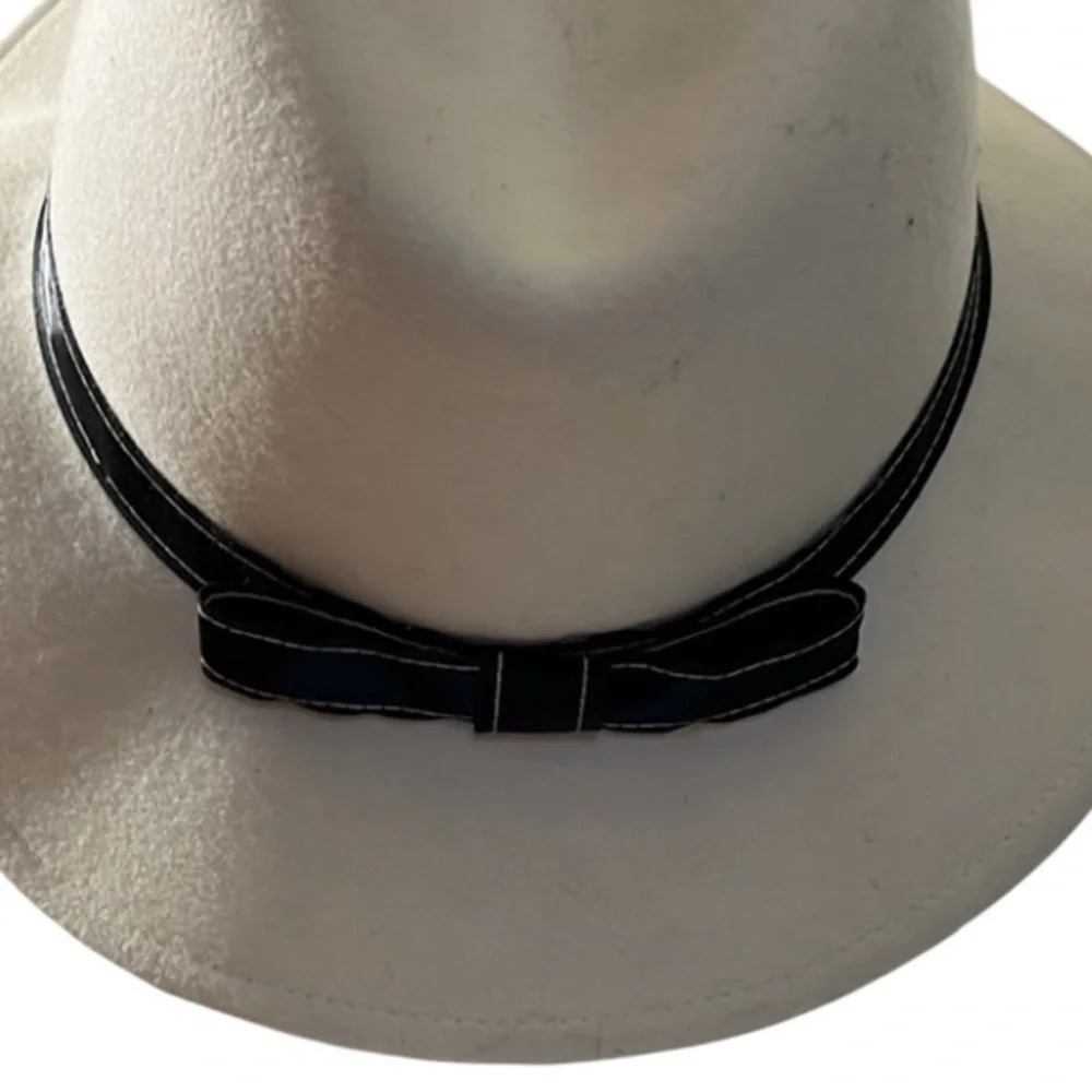 COUNTER-FIT ivory felt fedora with very dark navy or black ribbon one size